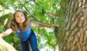 girl_climb_tree